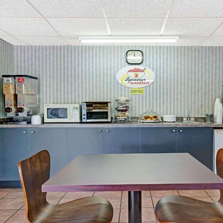 Super 8 By Wyndham Niagara Falls North Exteriör bild